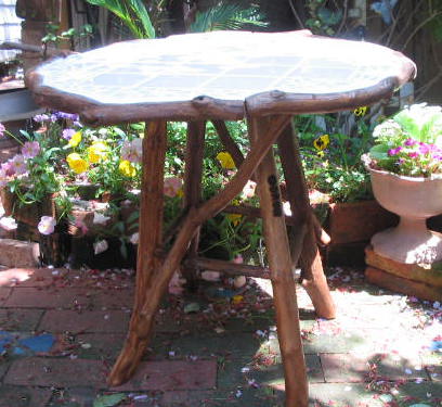 ナチュラルな流木のタイルテーブル